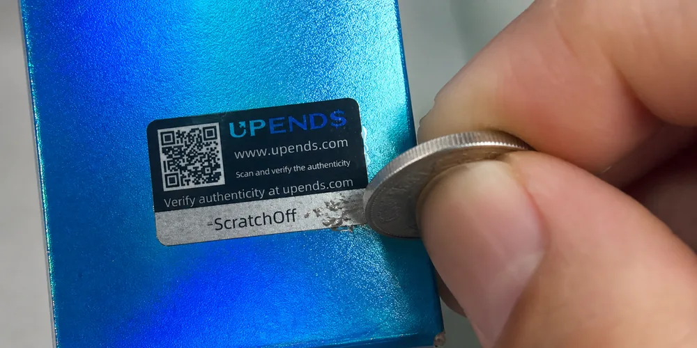 De ScratchOff-laag van een UPENDS-echtheidslabel afkrassen